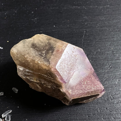 Roher Kristallpunkt mit rauchbraunem Sockel und violett-rosa changierender Spitze, facettierte Kanten | Happy Minerals