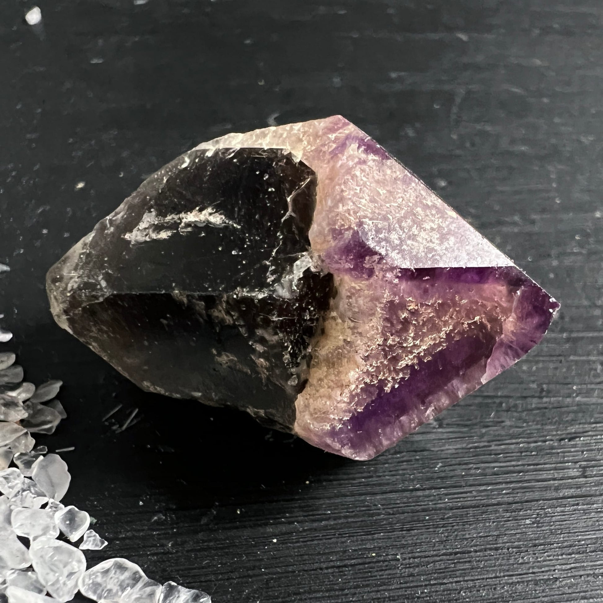 Amethyst Kristallspitze mit rauchgrauer Rohseite und polierter violett-transparenter Facette | Happy Minerals