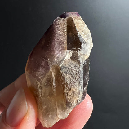 Amethyst Kristallspitze mit violetter Spitze, rauchbraunem Kern und sichtbarer Fensterstruktur, roh | Happy Minerals