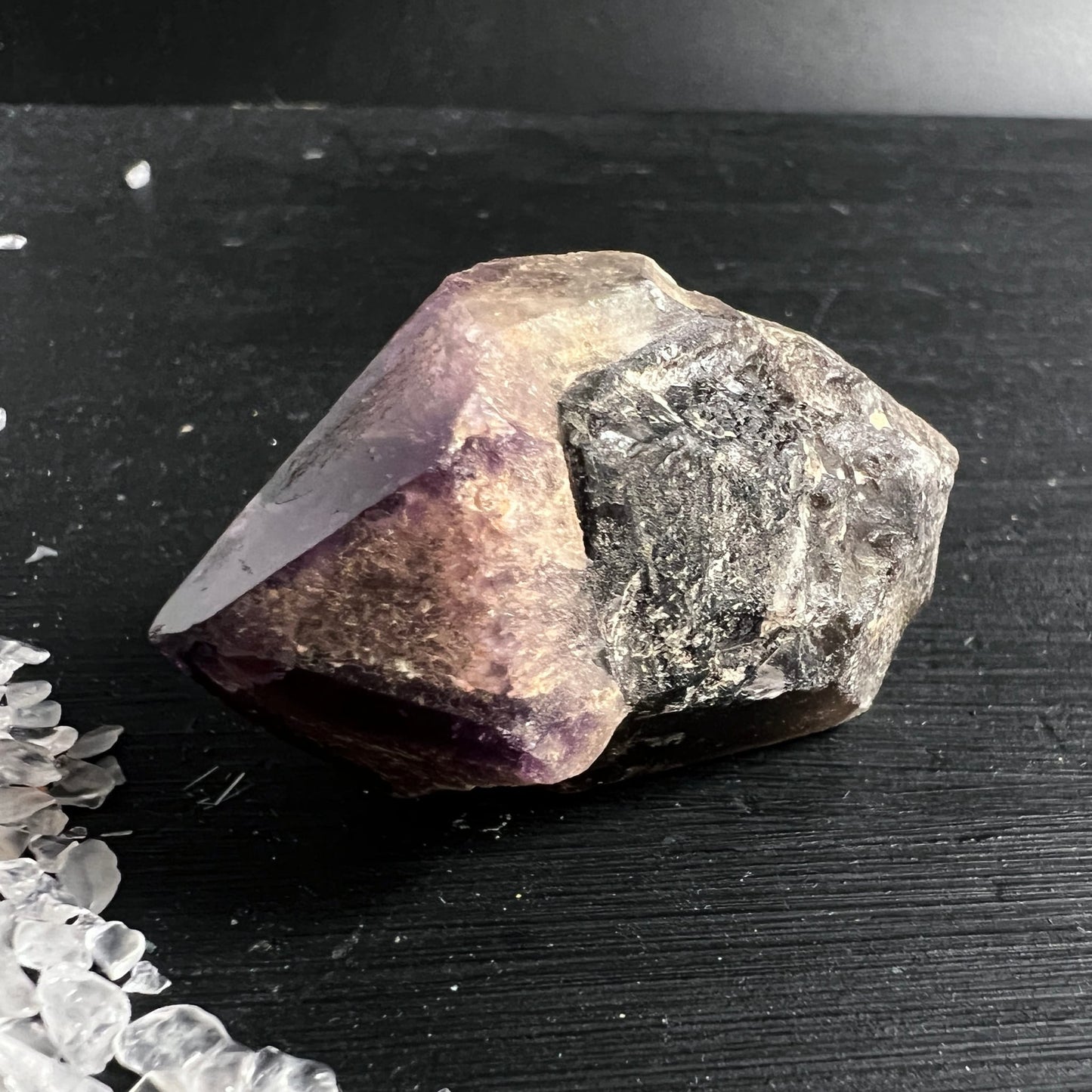 Amethyst Kristallspitze mit rauer Basis, silbrig-grauem Chlorit-Fenster und violett-beigen Facetten | Happy Minerals