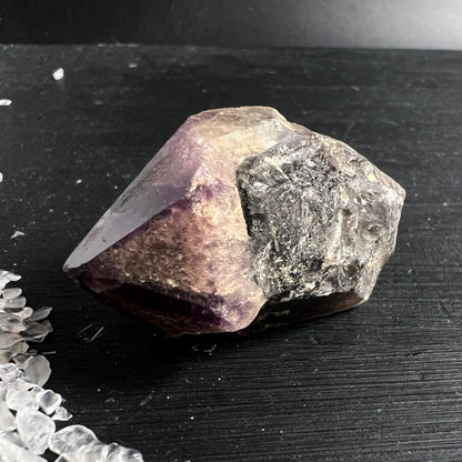 Amethyst Kristallspitze mit rauer Basis, silbrig-grauem Chlorit-Fenster und violett-beigen Facetten | Happy Minerals