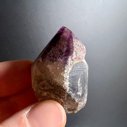 Amethystspitze mit violetter Pyramidenspitze und rauchgrau-beigem Kristallkörper, angeschliffene Fläche | Happy Minerals