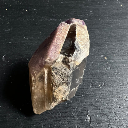 Rohkristall mit violettem Amethyst-Spitzenrand und rauchbraunem Quarzkern, naturbelassene Bruchkanten | Happy Minerals