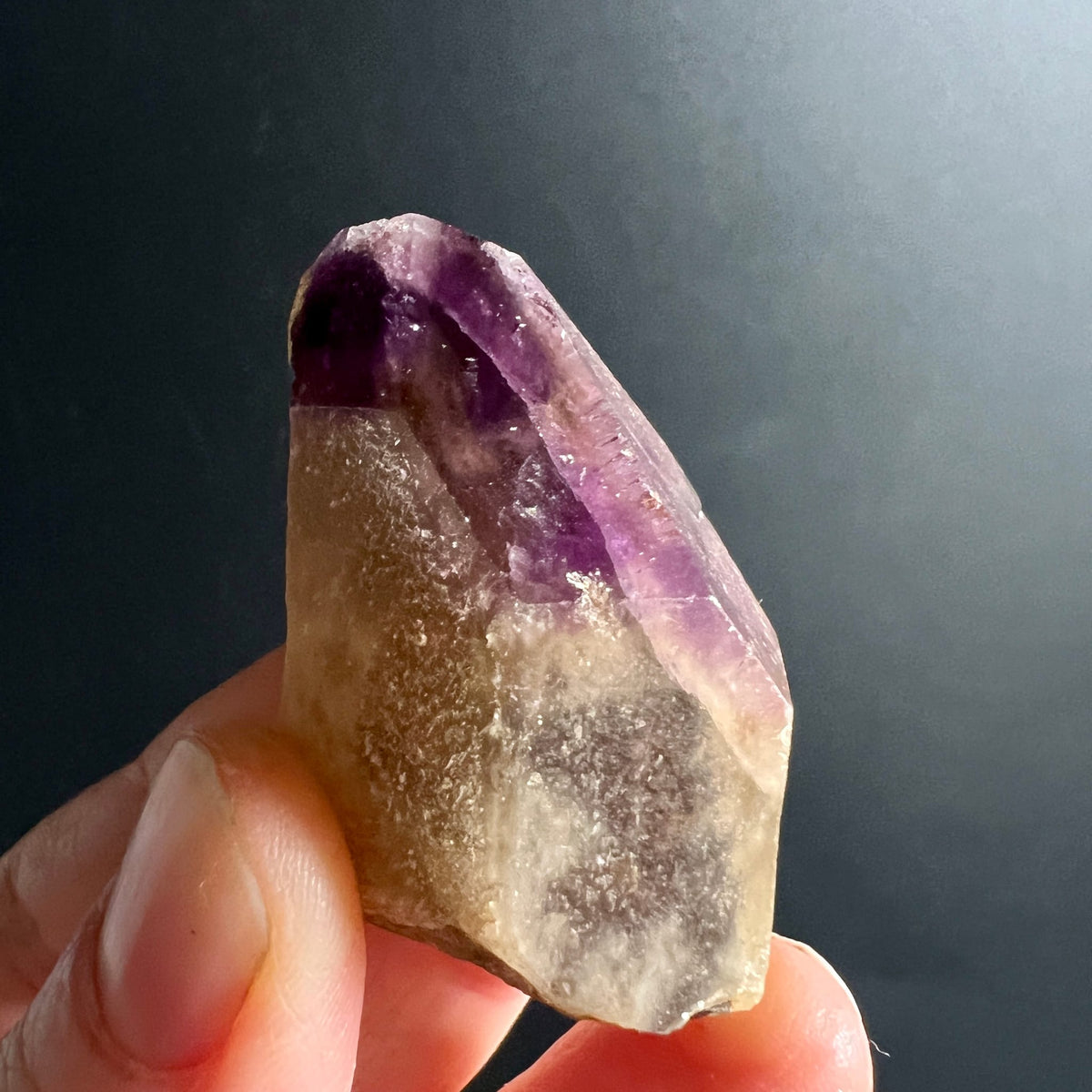Amethyst Kristallspitze mit violetter Spitze und rauchbraunem Quarzkern, roh belassene Prismenflaechen | Happy Minerals