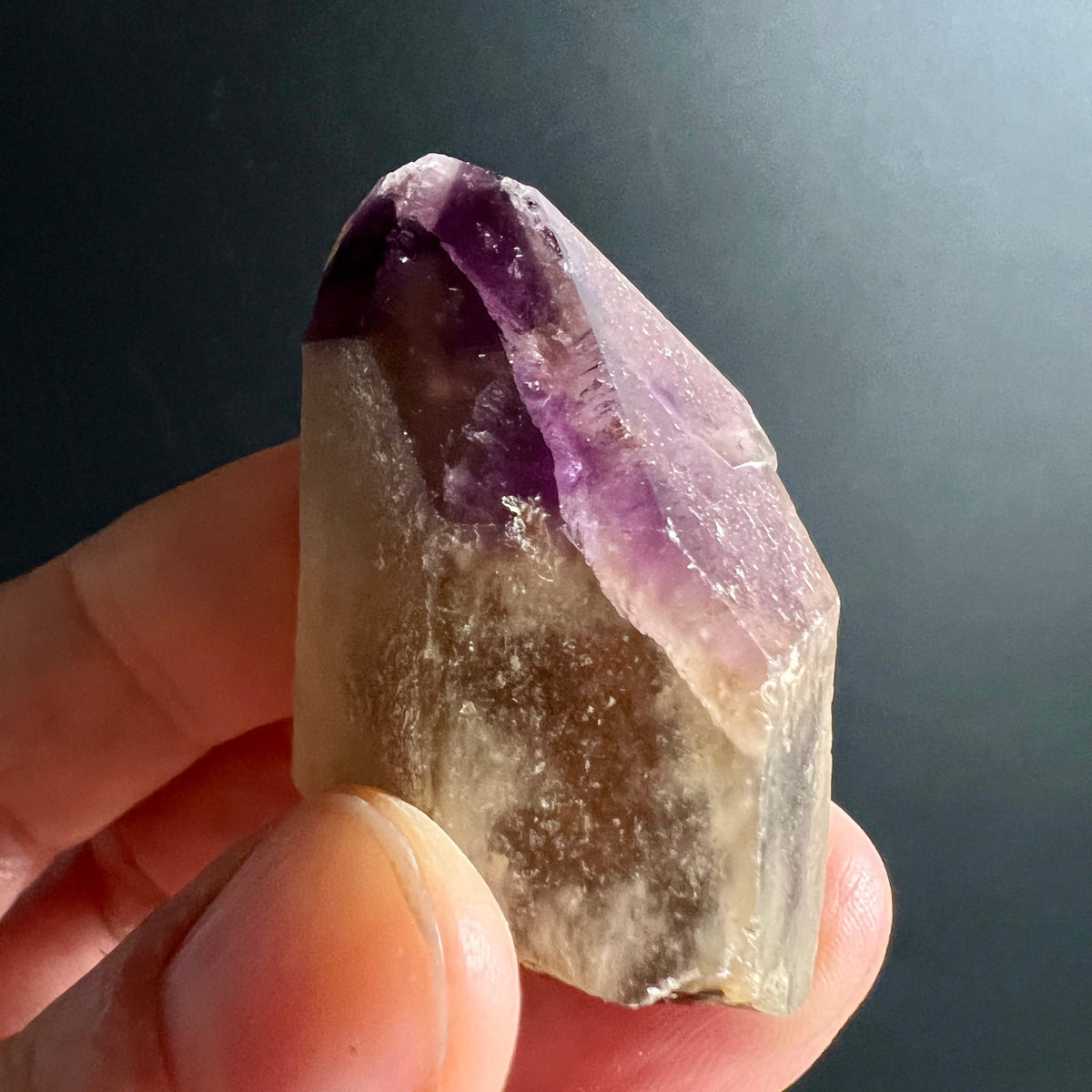 Amethyst Kristallspitze mit violetter Spitze auf rauchquarzfarbenem Sockel, rohe Terminierung | Happy Minerals