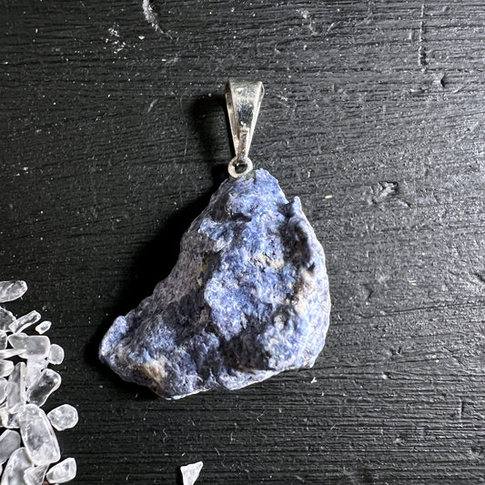 Dumortierit Anhaenger roh, blau-violett mit weissen Marmorierungen, unregelmaessige Bruchform, Silberoese | Happy Minerals