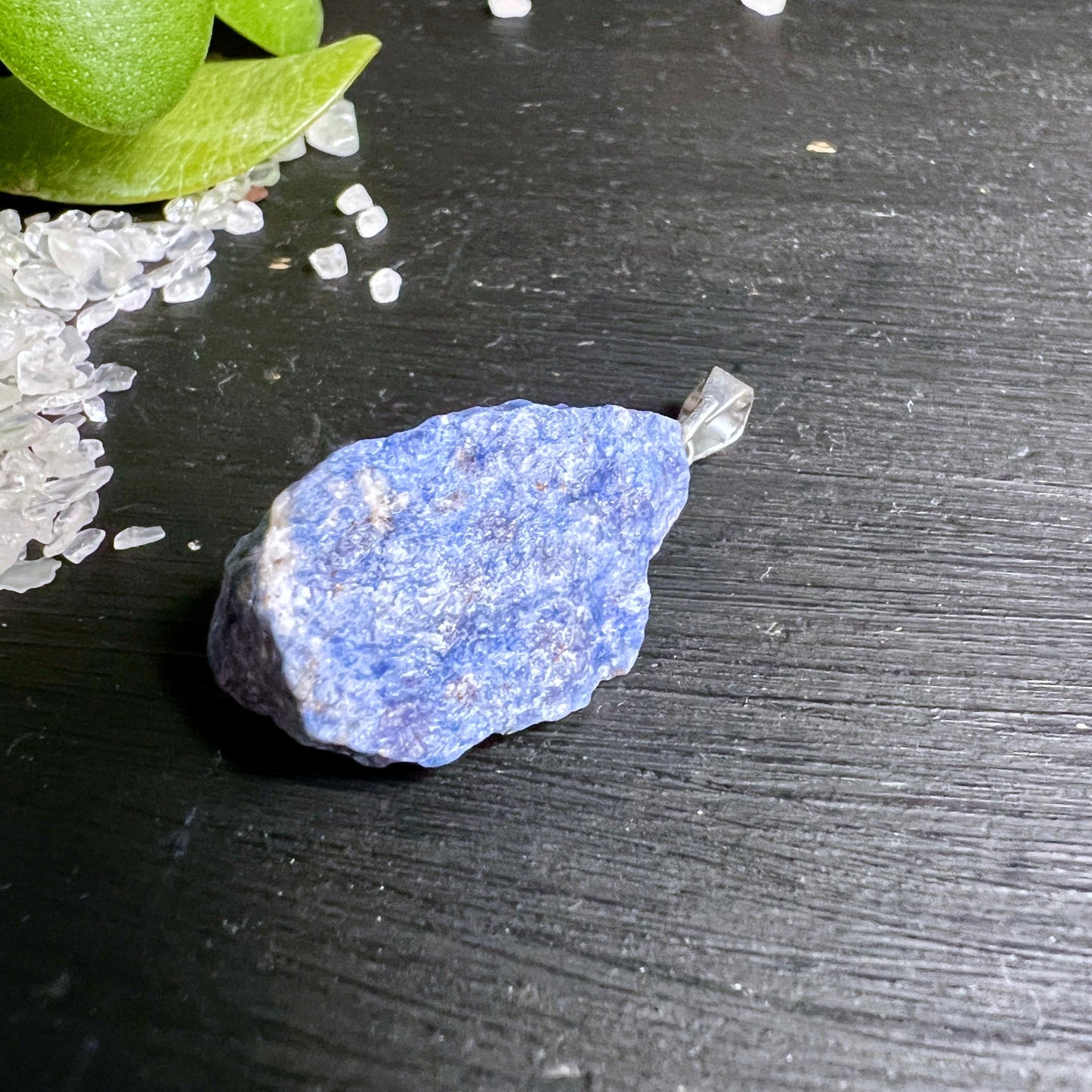 Naturbelassener Dumortierit Anhänger in sanftem Jeansblau, seitlich