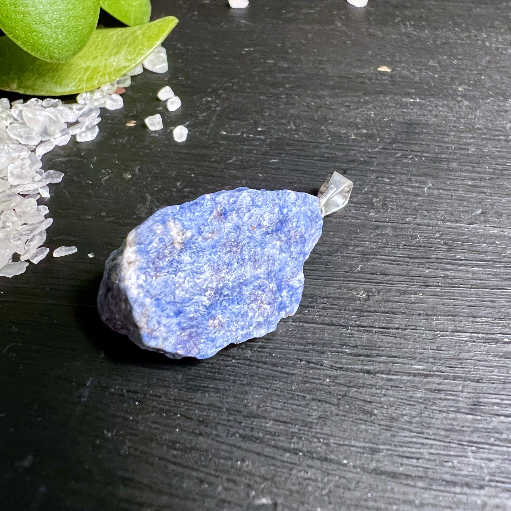 Naturbelassener Dumortierit Anhänger in sanftem Jeansblau, seitlich