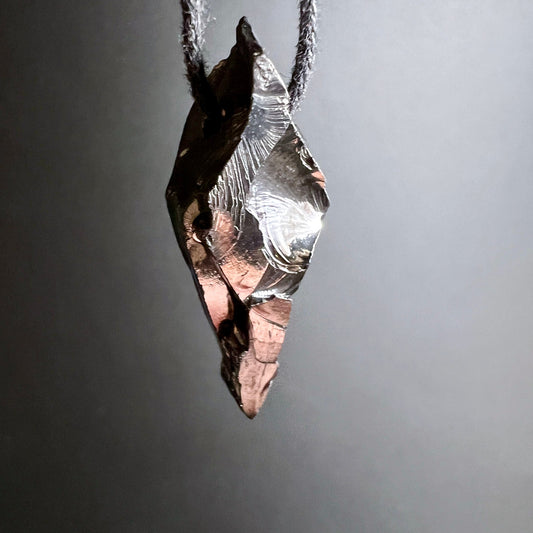 Edel-Schungit Anhänger | metallischer Glanz | durchscheinende Bereiche | Unikat Russland | Happy Minerals