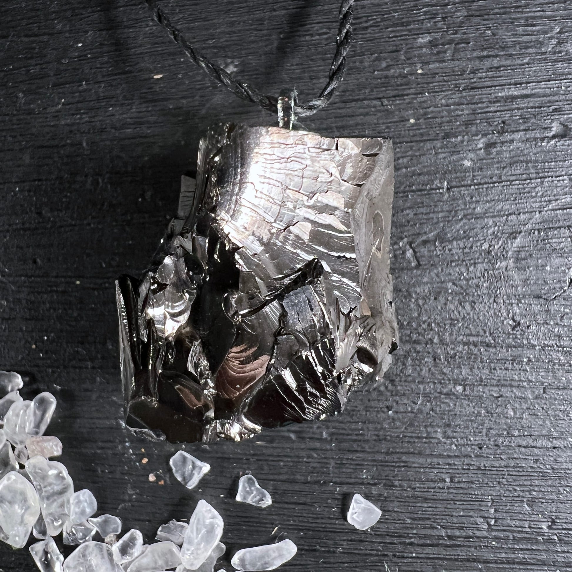 Edelschungit Anhänger | auf schwarzem Untergrund | mit Bergkristall-Splittern | metallischer Schimmer | Happy Minerals