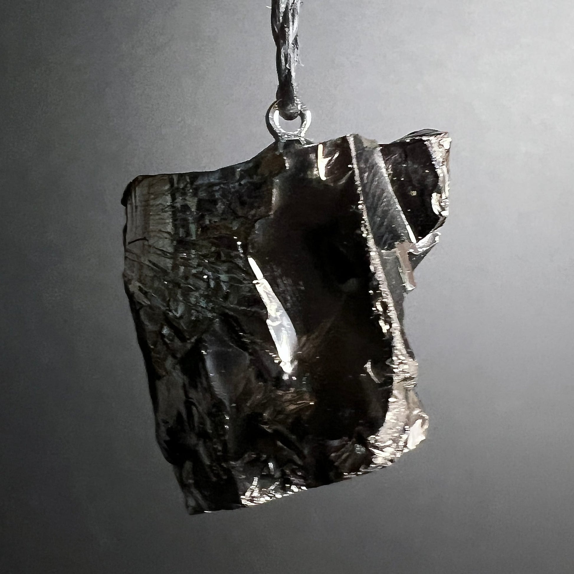 Edelschungit Anhänger | metallisch glänzend | schwarzer Rohstein | frontale Ansicht | Happy Minerals