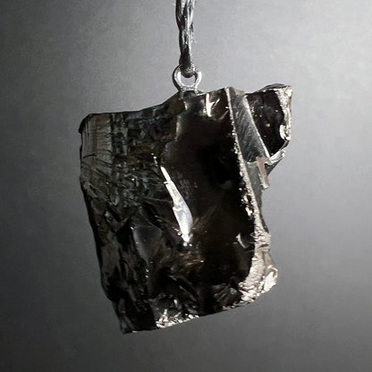 Edelschungit Anhänger | metallisch glänzend | schwarzer Rohstein | frontale Ansicht | Happy Minerals