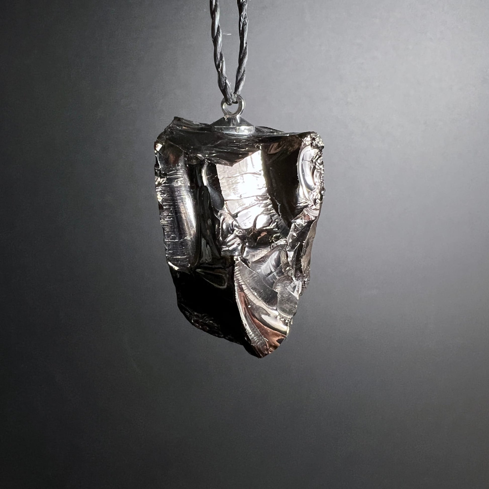 Edelschungit Anhänger | hochglänzende Vorderseite | spiegelnde Oberfläche | einzigartiger Unikat | Happy Minerals