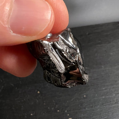 Edelschungit Anhänger | Nahaufnahme Unterseite | feine Spaltlinien | tiefschwarze Textur | Happy Minerals