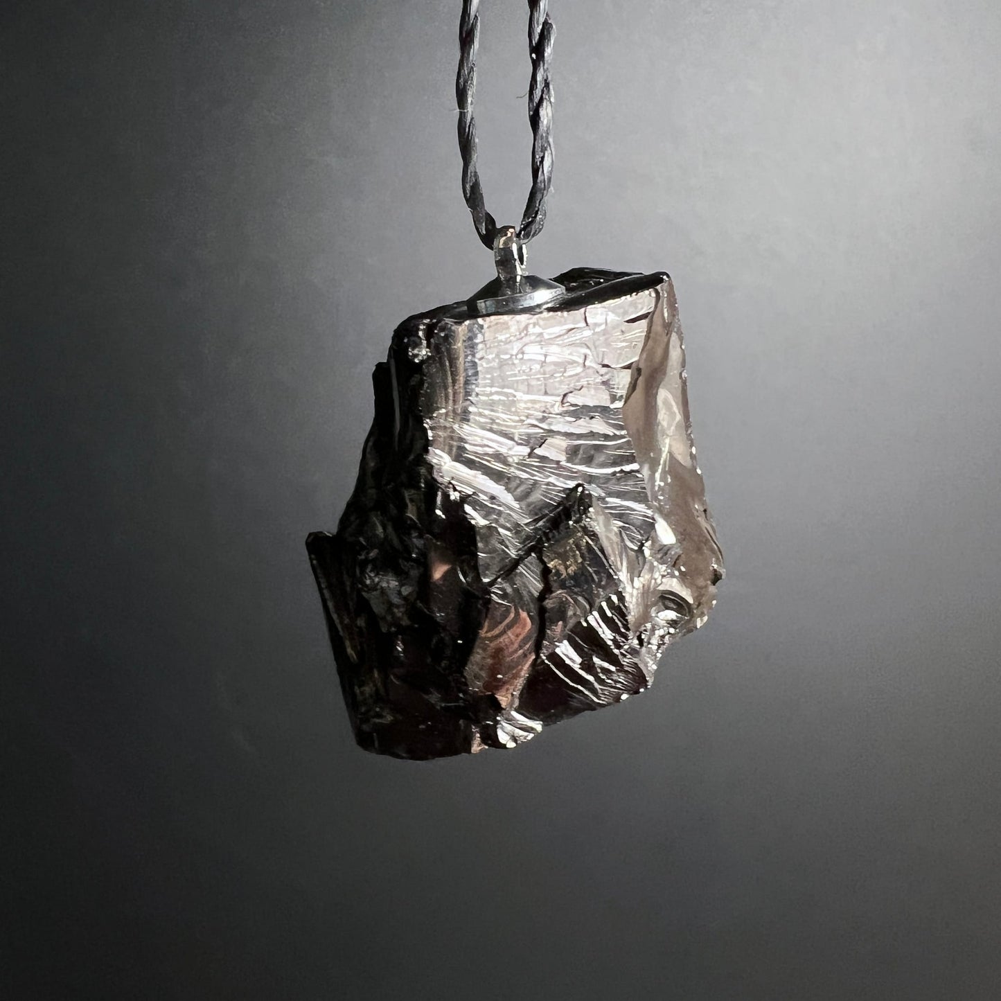 Edelschungit Anhänger | Rückseite | rötlich-braune Einschlüsse | metallischer Glanz | Happy Minerals