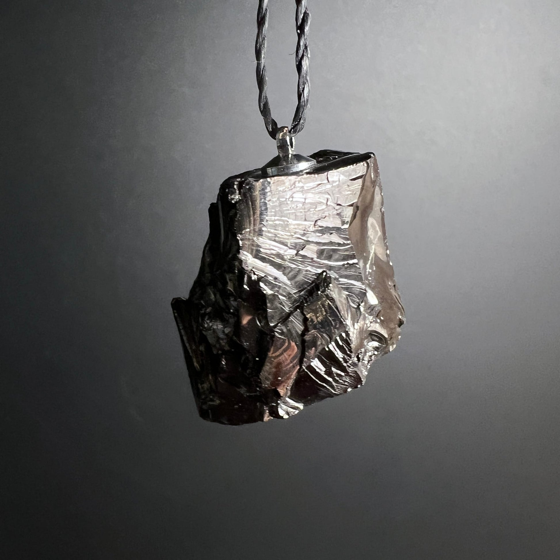 Edelschungit Anhänger | Rückseite | rötlich-braune Einschlüsse | metallischer Glanz | Happy Minerals