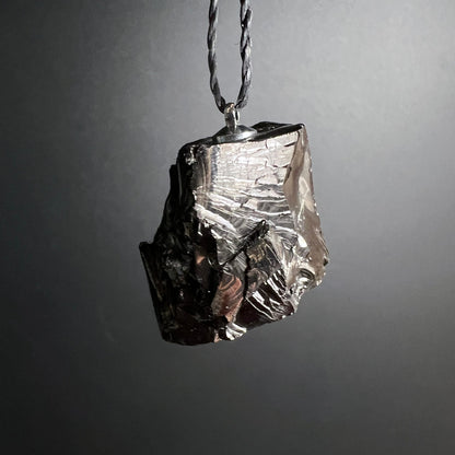 Edelschungit Anhänger | Rückseite | rötlich-braune Einschlüsse | metallischer Glanz | Happy Minerals