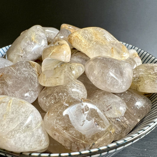 Engelshaar Quarz Trommelstein aus Brasilien | Happy Minerals