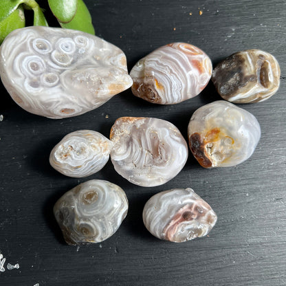 Enhydro Achat | Brasilien | polierte Steine | Detailansicht | graue Bänderung | Happy Minerals