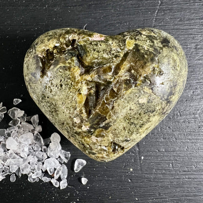 Epidot | Herz | Peru | funkelnde Kristalldruse | olivgrüne Facetten | Bergkristall-Chips | Unikat | Happy Minerals