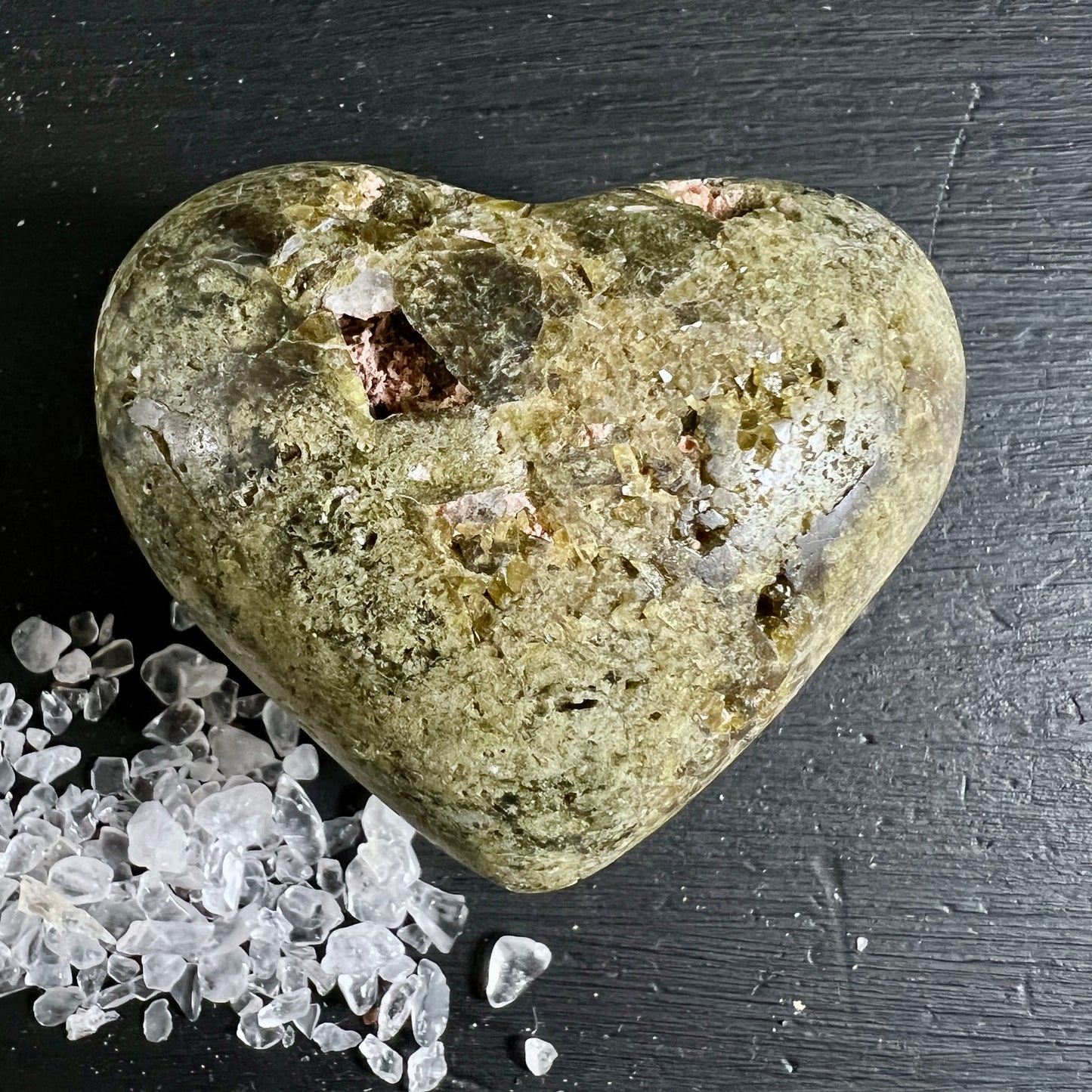 Epidot-Herz | Peru | moosgrüne Textur | glitzernde Kristallader | erdige Musterung | Unikat | Happy Minerals