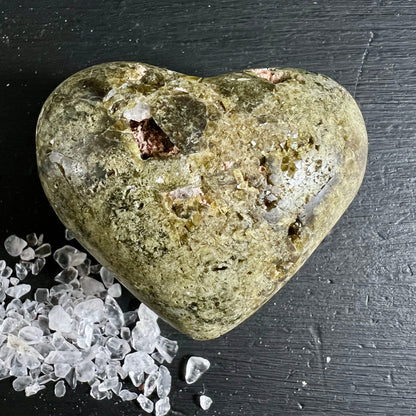 Epidot-Herz | Peru | moosgrüne Textur | glitzernde Kristallader | erdige Musterung | Unikat | Happy Minerals