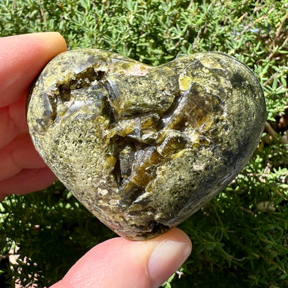 Epidot | Herz in Hand | Peru | grüne Naturkulisse | glänzende Kristalldruse | einzigartige Maserung | Happy Minerals