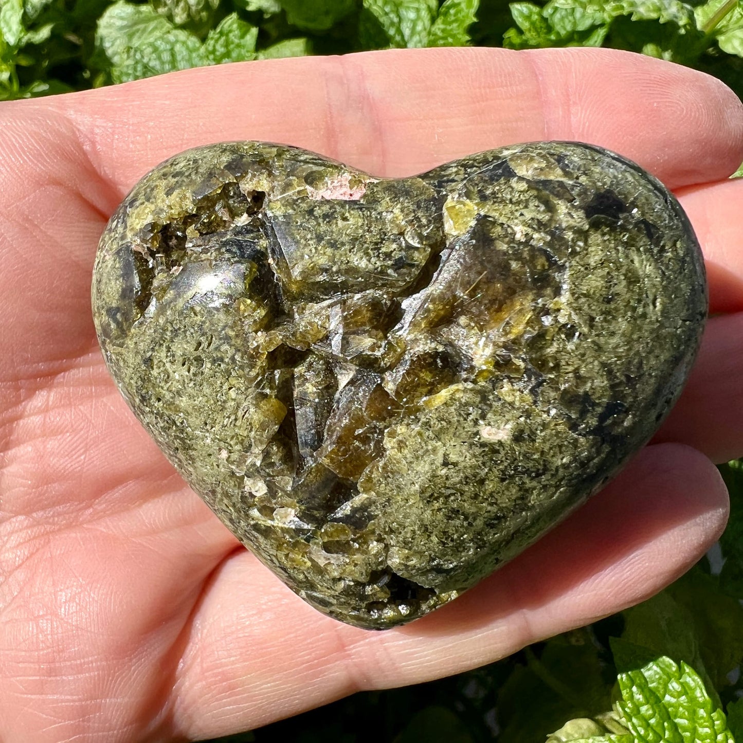 Epidot-Herz | Peru | in Handfläche | sattgrüne Töne | glitzernde Einschlüsse | Naturhintergrund | Happy Minerals