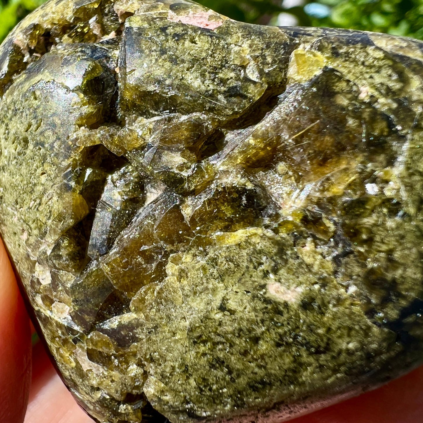 Epidot | Nahaufnahme | Peru | funkelnde Kristallstruktur | tiefgrüne Facetten | detailreiche Druse | Happy Minerals