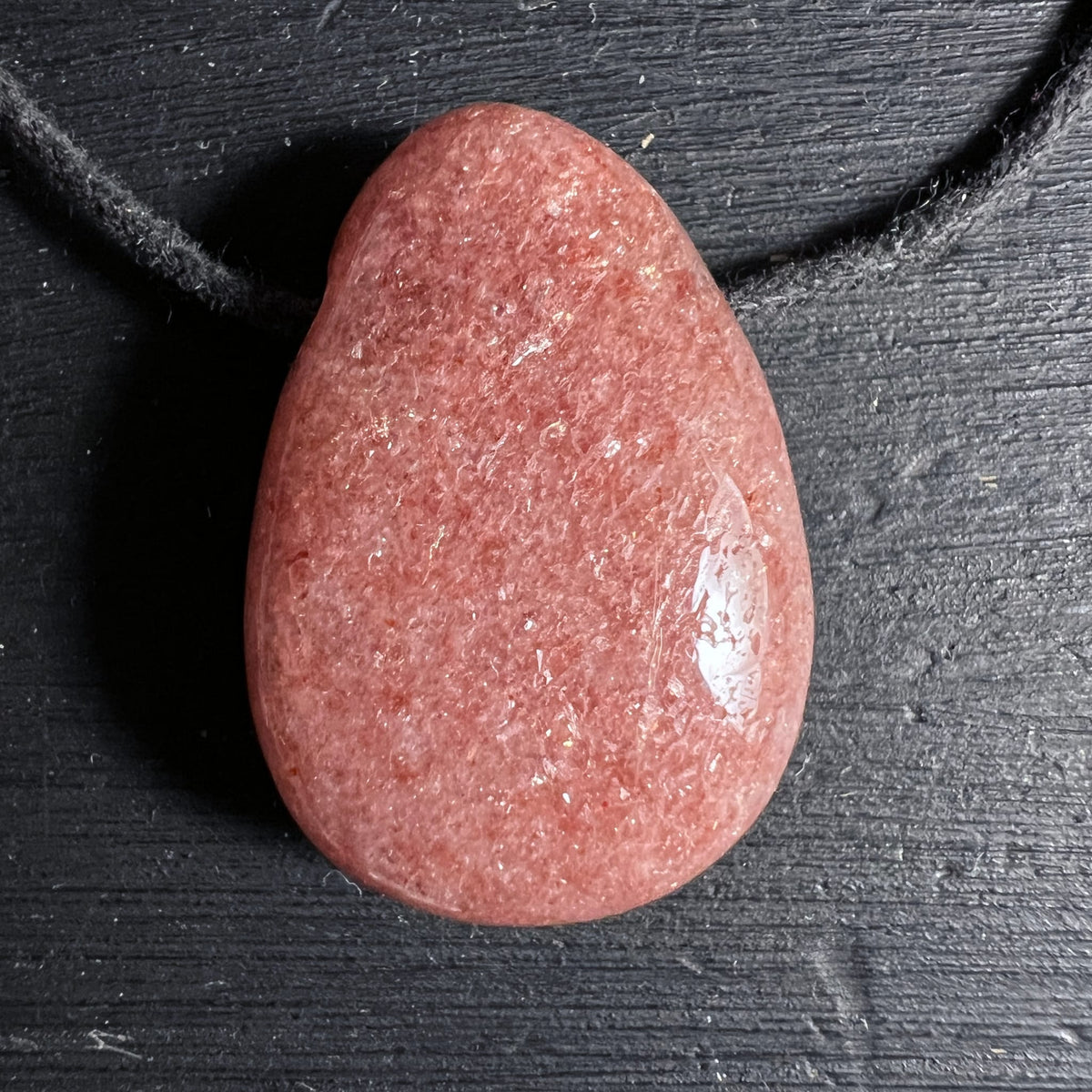 Erdbeerquarz | Tropfenform | Mexiko | rötlich-schimmernder Unikat-Anhänger | Happy Minerals