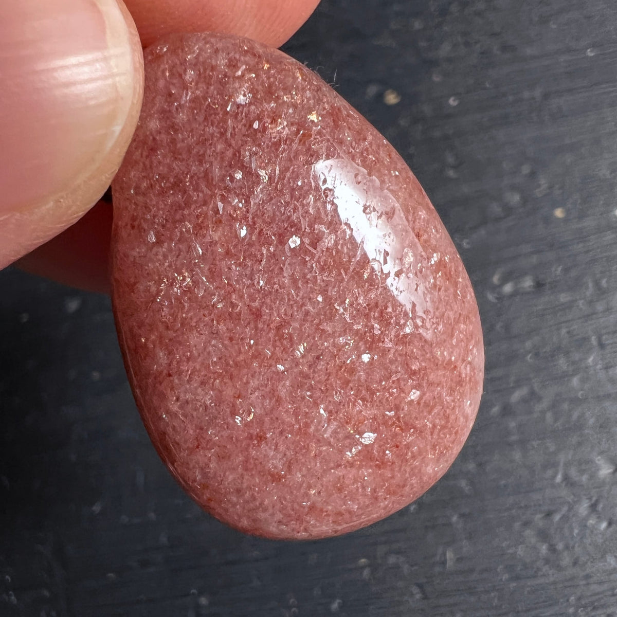 Erdbeerquarz | Nahaufnahme | funkelnde Glimmereinschlüsse | in Fingern gehalten | Happy Minerals