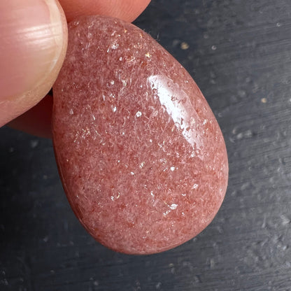 Erdbeerquarz | Nahaufnahme | funkelnde Glimmereinschlüsse | in Fingern gehalten | Happy Minerals