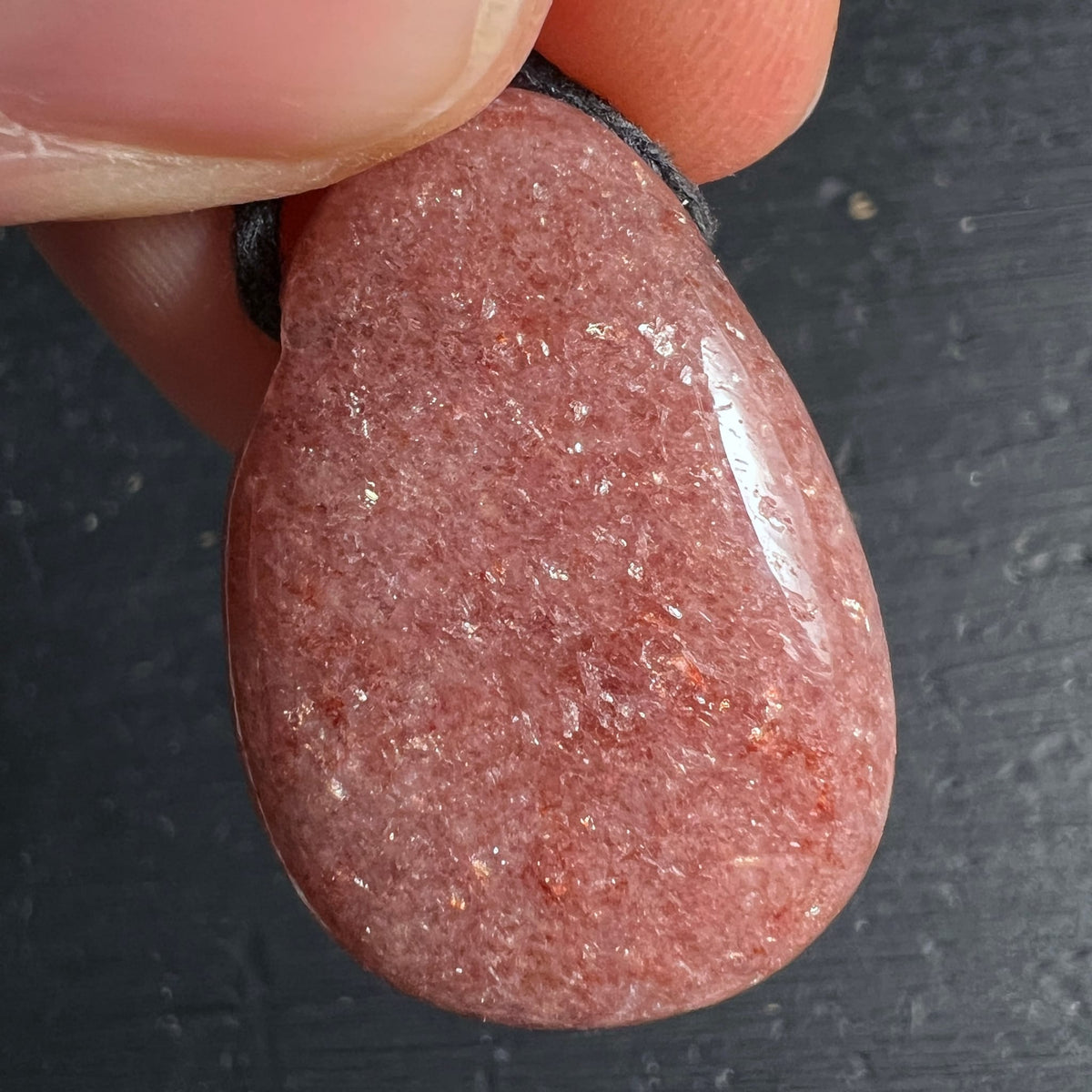 Erdbeerquarz | Detailansicht | Bohrung mit Band | warmer Rotton | Happy Minerals