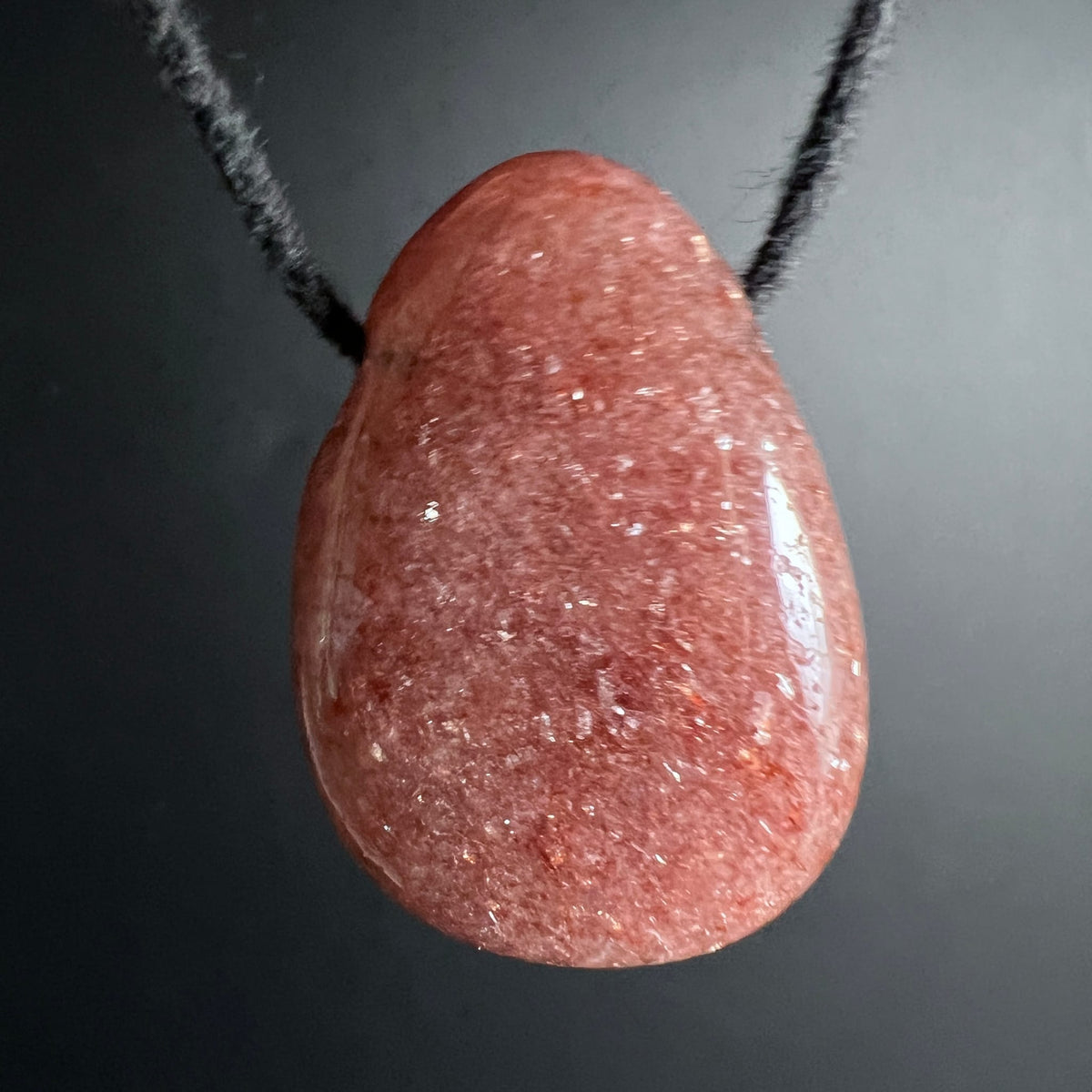 Erdbeerquarz | freischwebend am Band | zarte Lichtreflexe | Unikat-Schmuckstein | Happy Minerals