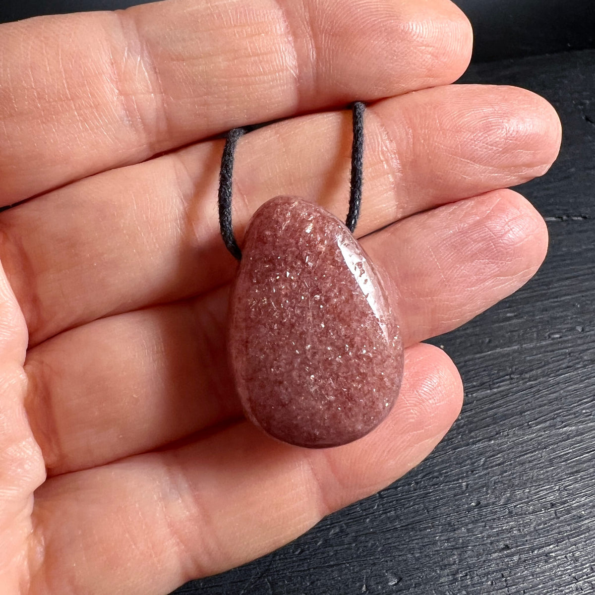 Erdbeerquarz | in Handfläche liegend | sanfte Rosé-Rottöne | Mexiko-Unikat | Happy Minerals
