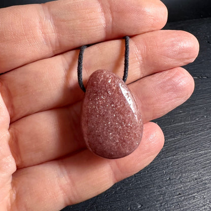 Erdbeerquarz | in Handfläche liegend | sanfte Rosé-Rottöne | Mexiko-Unikat | Happy Minerals