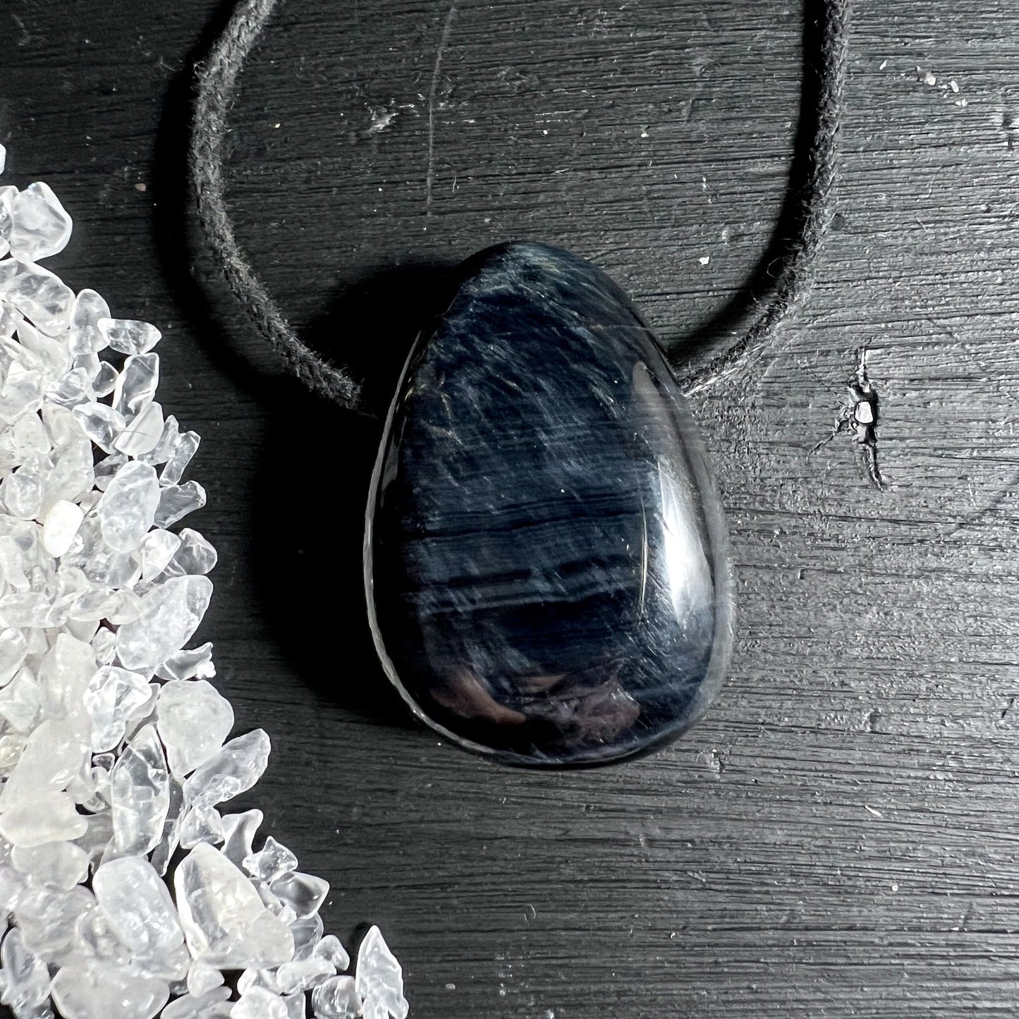 Falkenauge Tropfenanhänger am schwarzen Band | Happy Minerals