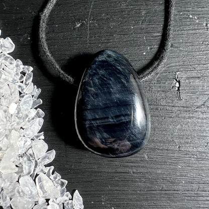 Falkenauge Tropfenanhänger am schwarzen Band | Happy Minerals