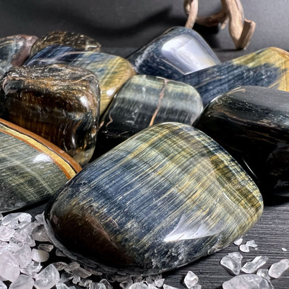 Falkenauge Trommelstein aus Namibia, polierte Oberfläche mit blauem Schimmer | Happy Minerals