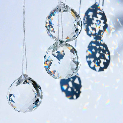 Feng Shui Kristallkugel Detailansicht Bohrung und Facetten