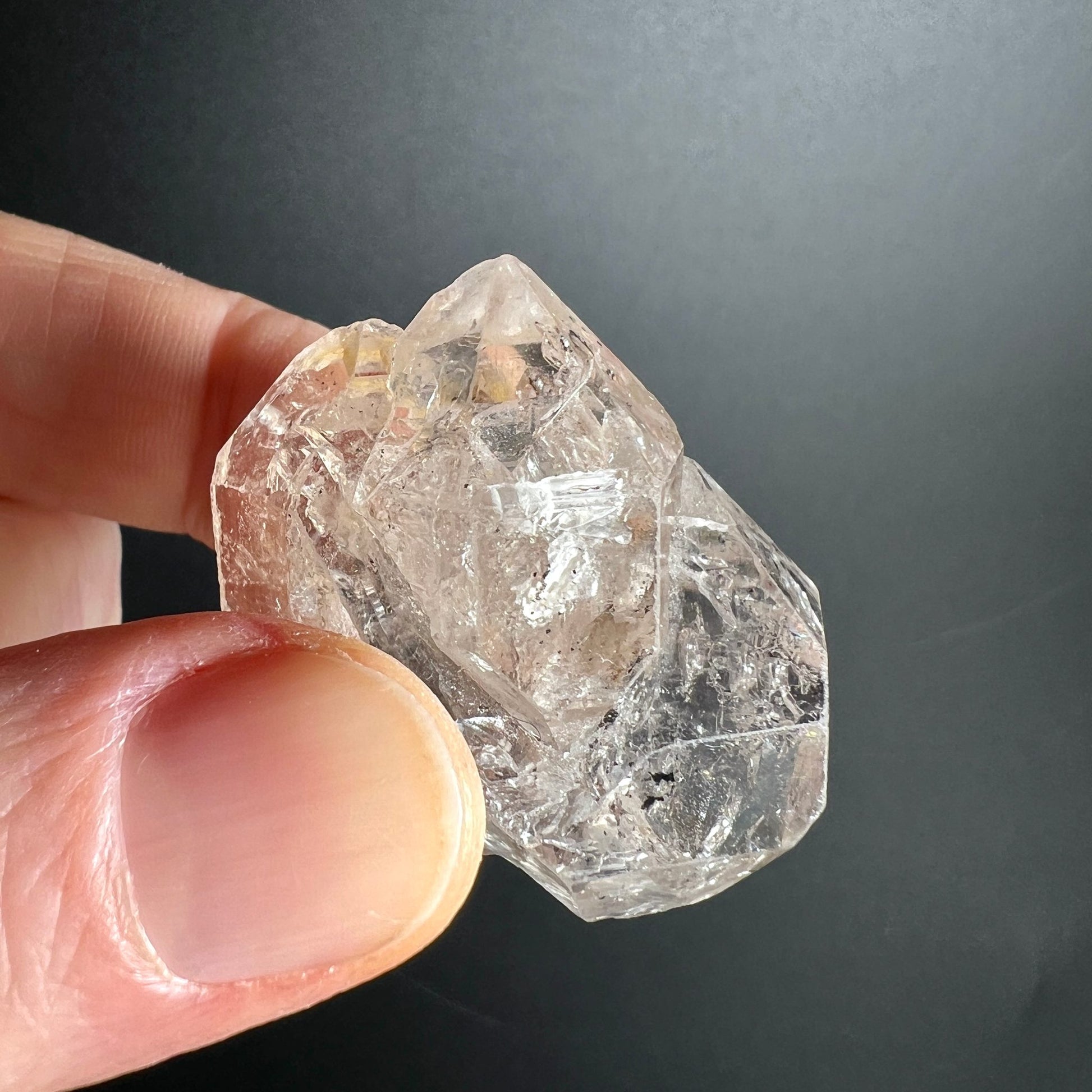 Fensterquarz Handaufnahme | Größenvergleich Finger | transparenter Kristall | Pakistan Rohstein | Happy Minerals