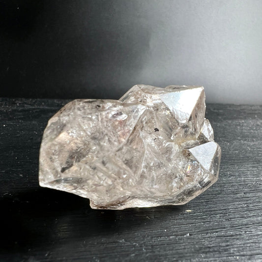 Fensterquarz liegend | horizontale Ansicht | vollständige Form | Pakistan Mineralien | Happy Minerals