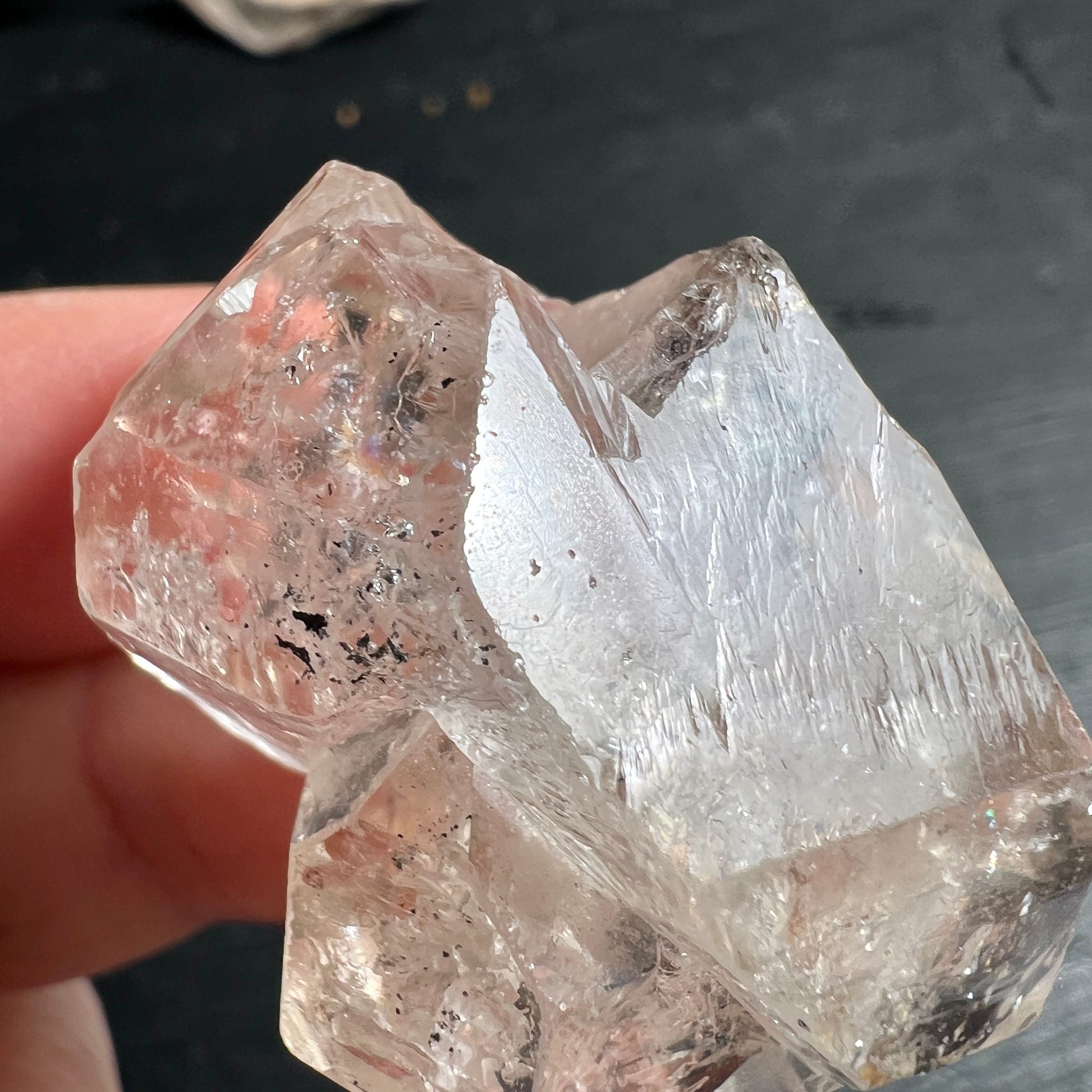 Fensterquarz Seitenansicht | prismatische Struktur | transparente Klarheit | Pakistan Rohstein | Happy Minerals