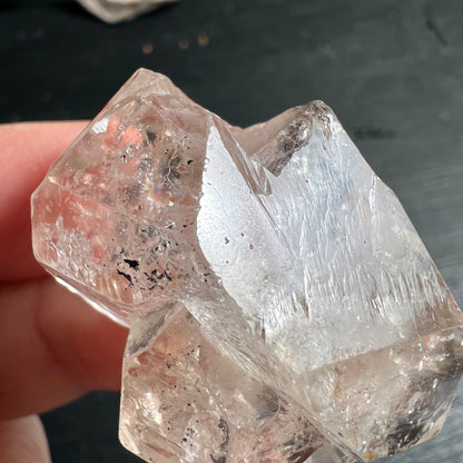 Fensterquarz Seitenansicht | prismatische Struktur | transparente Klarheit | Pakistan Rohstein | Happy Minerals