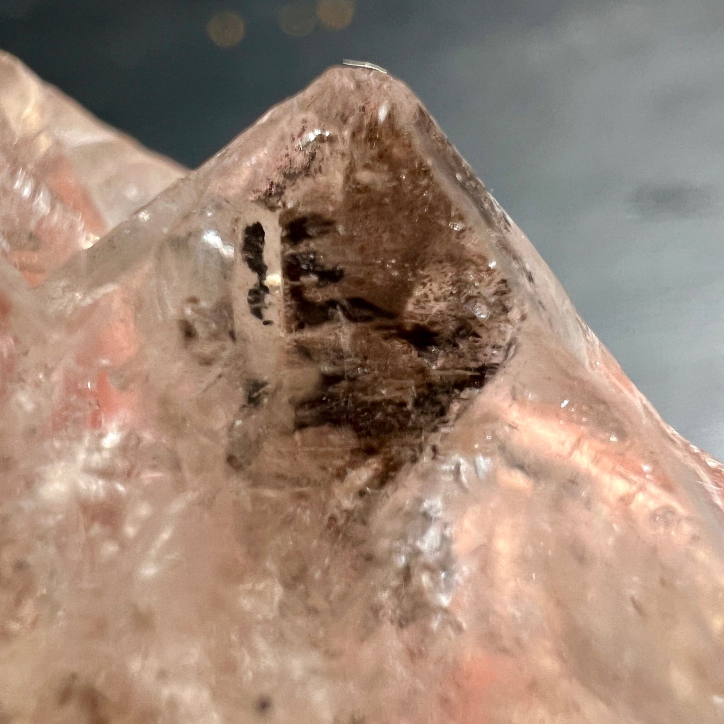 Fensterquarz Spitze | schwarze Einschlüsse | natürliche Kristallformation | Pakistan Mineralien | Happy Minerals