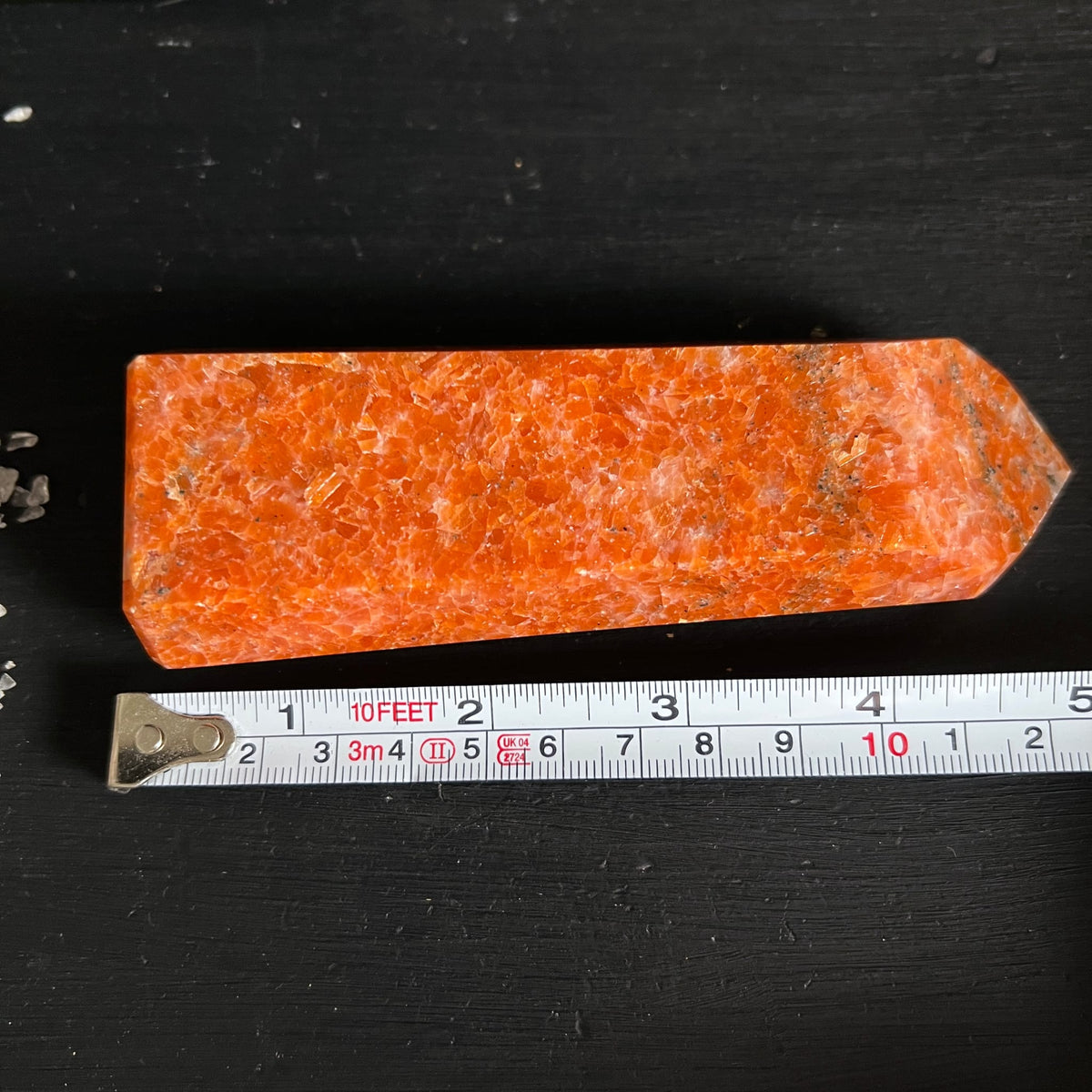 Feuercalcit Turm | Größenvergleich mit Maßband | ca. 10cm | orange Mineralstruktur | Happy Minerals