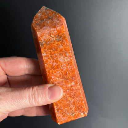 Orchideencalcit in der Hand | Größenverhältnis | intensive orange Farbgebung | Happy Minerals