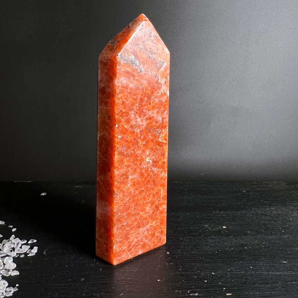 Orchideencalcit Spitze | warmes Orange-Rot | facettierte Kristallstruktur | Unikat | Happy Minerals