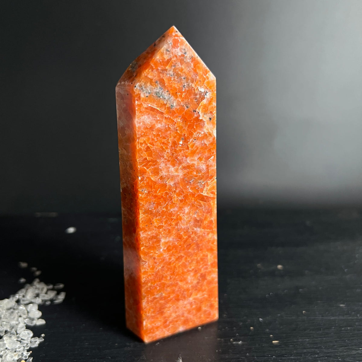 Orchideencalcit Spitze | sanftes Streiflicht | changierende Orangenuancen | Happy Minerals