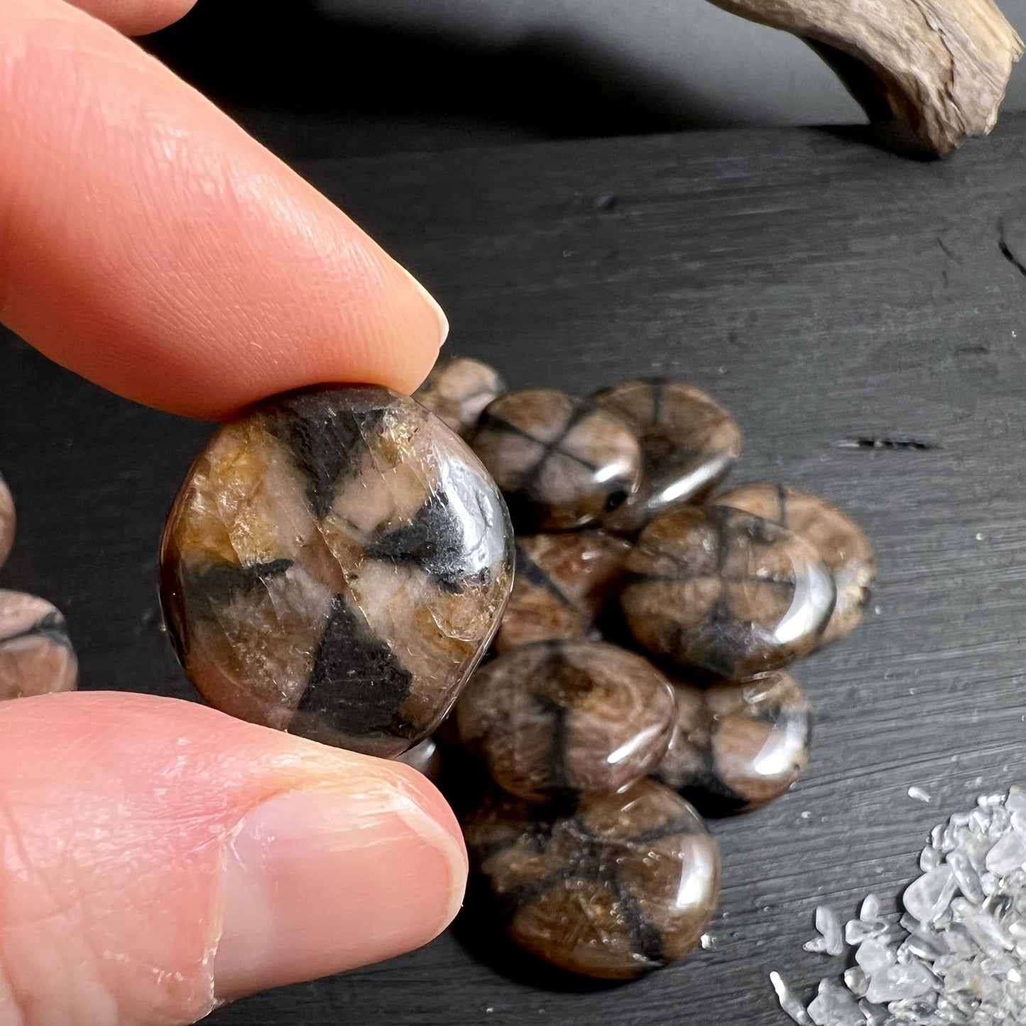 Flacher Chiastolith Trommelstein mit sichtbarem Kreuz | Happy Minerals